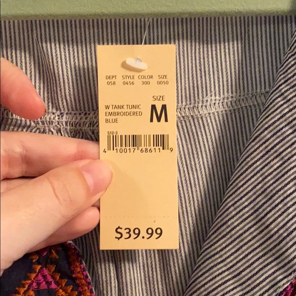 Embroidered Tank - Picture 4 of 4